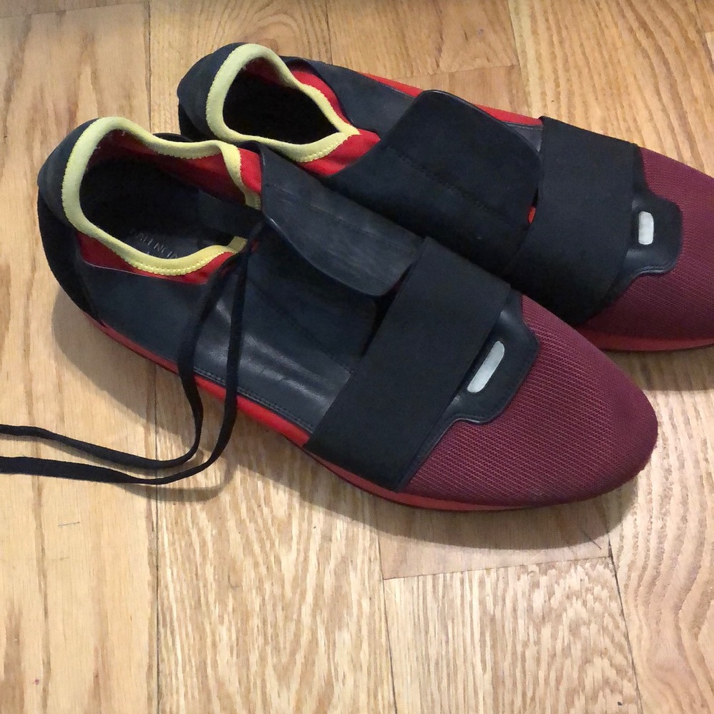 Balenciaga Black and Burgundy Athletic Shoes for Men - Picture 4 of 8
